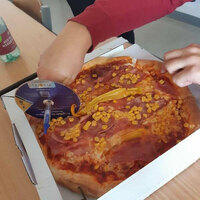 MacGuyvers pizza cutter