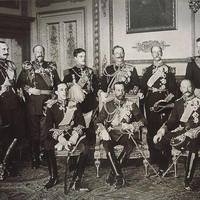 9 European Monarchs pose for a photograph at the funeral of King Edward VII 