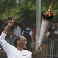 Snoop Dogg carrying the Olympic blunt