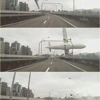 Dashcam of TransAsia Airways plane crashing into a river in Taiwan